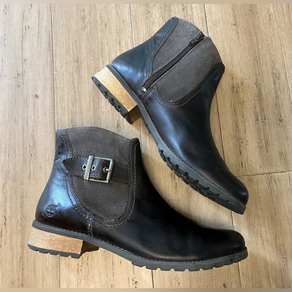 Timberland leather women’s side zip brown ankle boots. Size 11